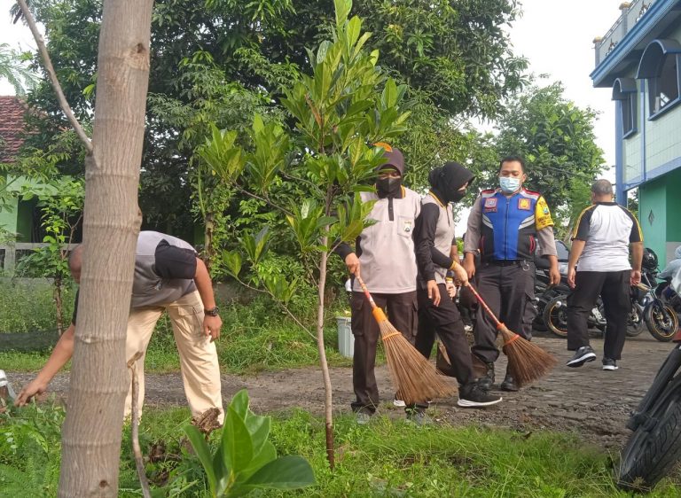 Polsek Gampengrejo Bersih – Bersih Masjid LDII