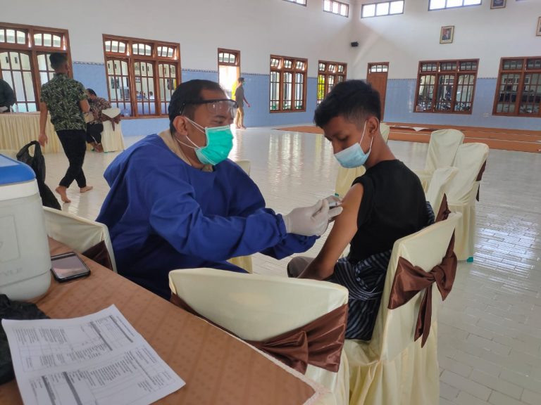 Santri Ponpes Nurul Hakim Terima Vaksin Dosis Pertama