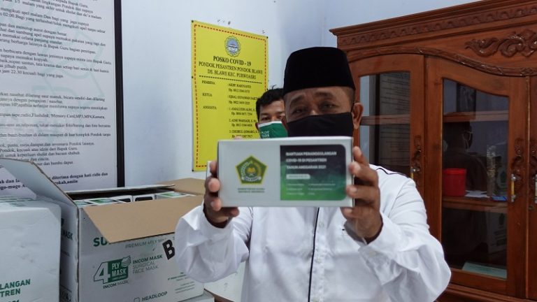 Pondok Blawe Terima 20.000 Pieces Masker dari Kemenag