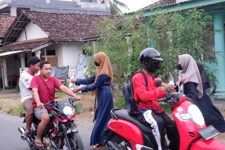 LDII Duwet Kec. Wates Bagikan Takjil