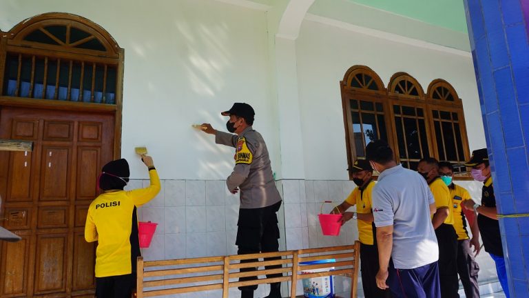 Polsek Gampengrejo Mengecat Masjid LDII Nurul Huda